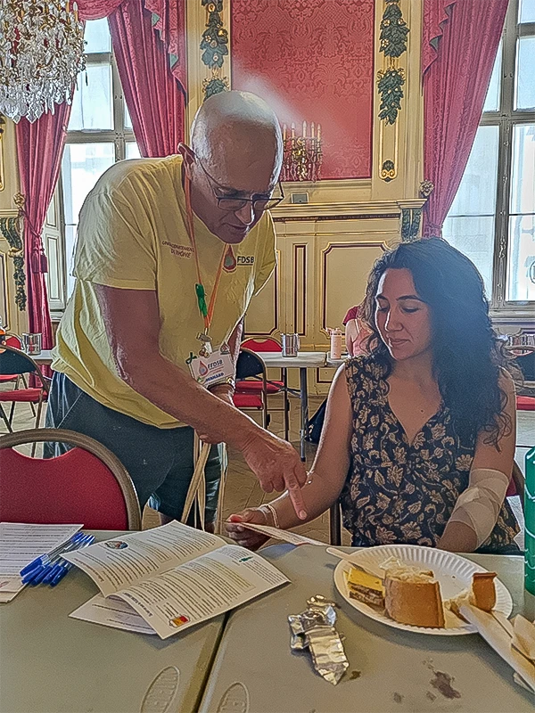 Collecte JMDS 2026 HDV : bénévole de l'association pour le don de sang de Tarare donne des informations sur le don de plasma