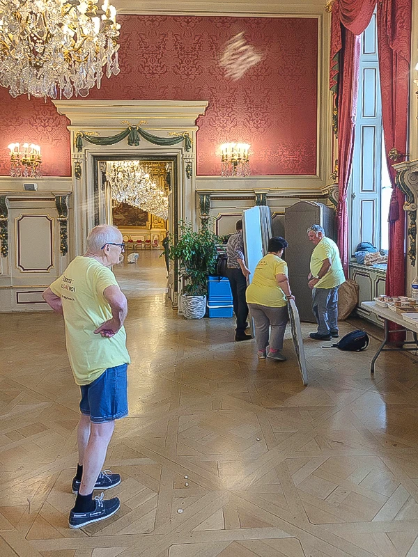 Collecte JMDS 2026 HDV : bénévoles des associations pour le don de sang de Marcy l'Étoile et Oullins rangent le matériel après la collecte